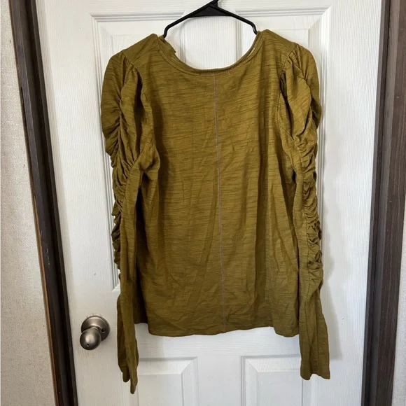 We The Free Olive Green Ruched Sleeve Top - Picture 4 of 4